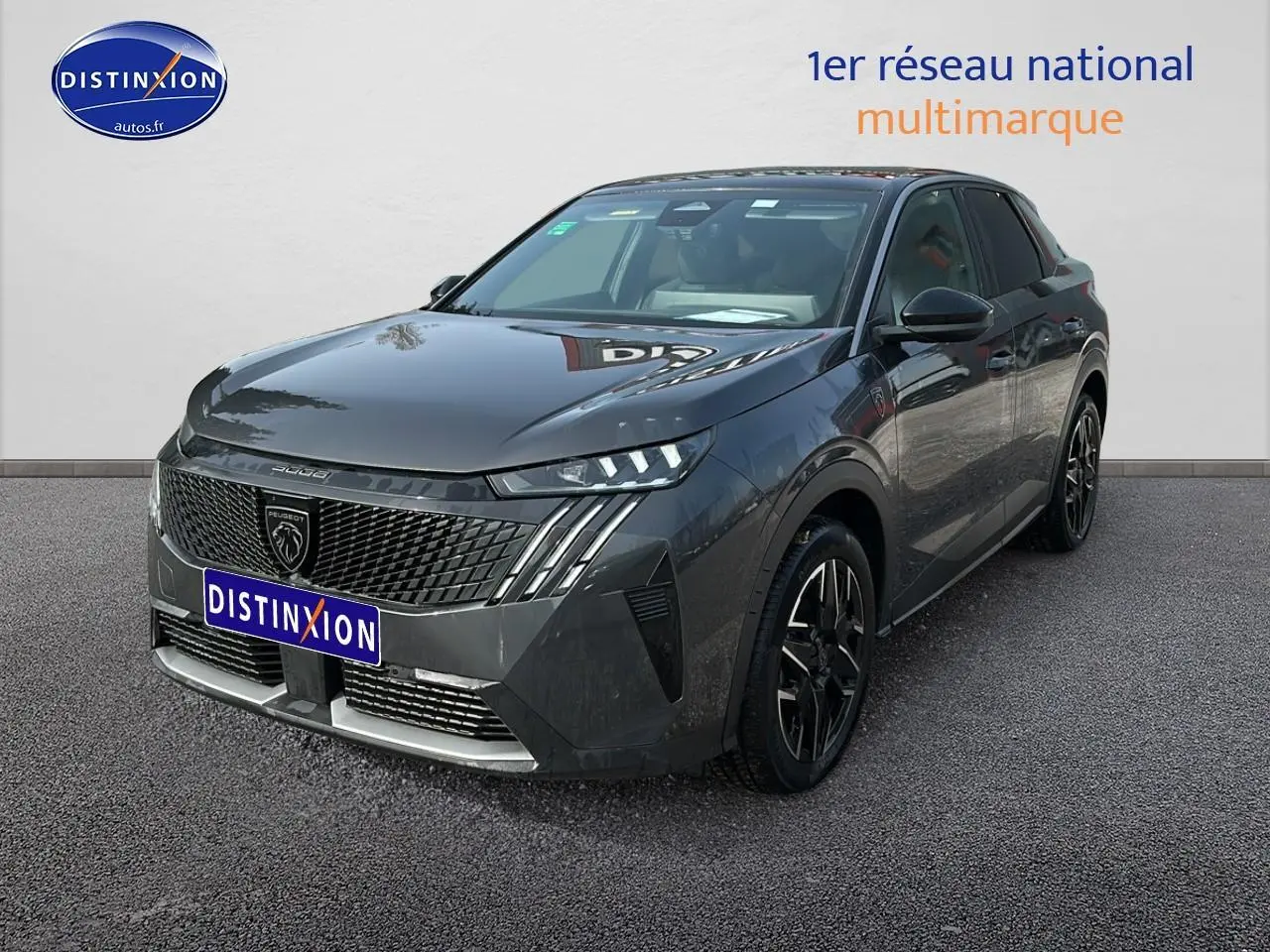 Peugeot 3008 gris titane en 3/4 avant droit, avec calandre distinctive et jantes noires stylées.