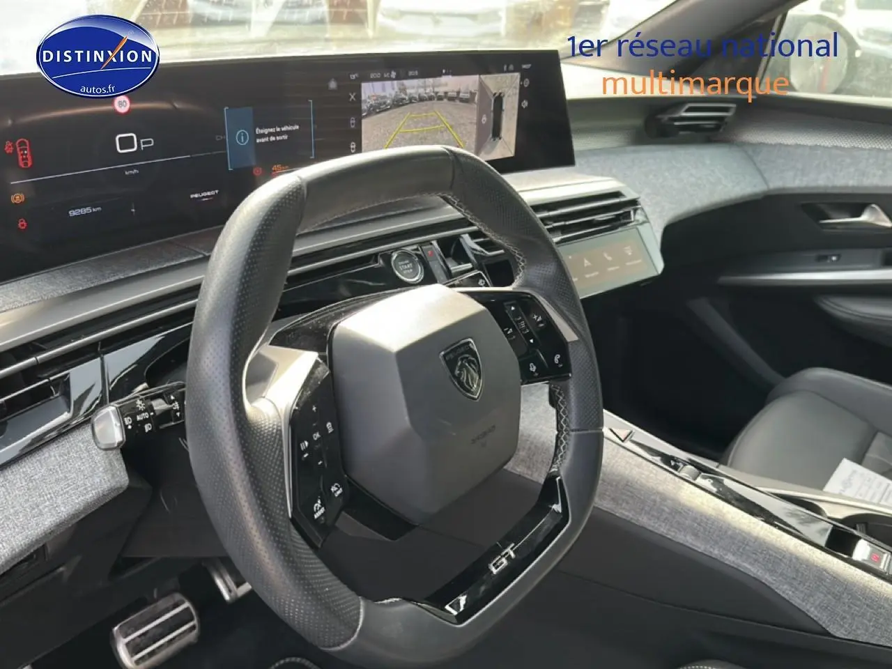 Vue intérieure du volant cuir multifonction et tableau de bord numérique du Peugeot 3008 gris titane 2025, version GT hybride.