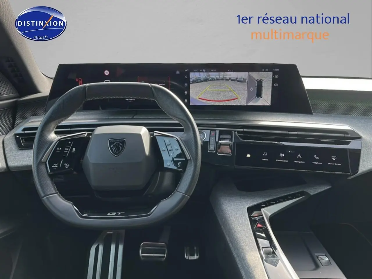 Vue intérieure du poste de conduite du Peugeot 3008 gris titane, avec volant multifonction et écran tactile large.