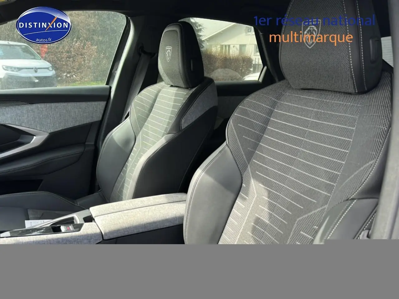 Vue intérieure côté droit des sièges avant gris avec logo Peugeot brodé sur appuie-tête du Peugeot 3008 1.2 hybrid 145 GT.