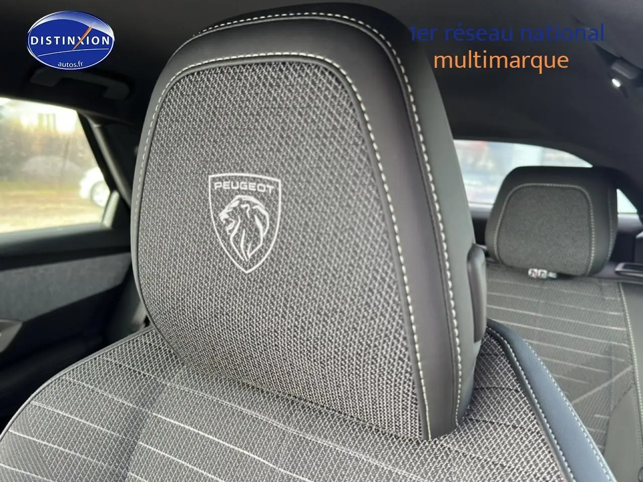 Gros plan sur l'appuie-tête avant gris titane avec logo Peugeot, intérieur tissu du Peugeot 3008 hybride 2025.