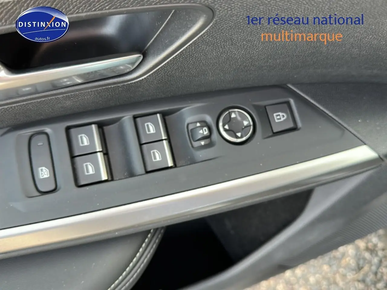 Vue rapprochée du panneau de commandes des vitres côté conducteur d’un Peugeot 3008 gris titane, avec boutons noirs et insert argenté.