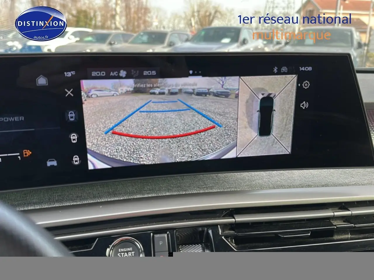 Écran tactile intérieur montrant la caméra de recul et vue 360° du Peugeot 3008 gris titane, tableau de bord moderne.