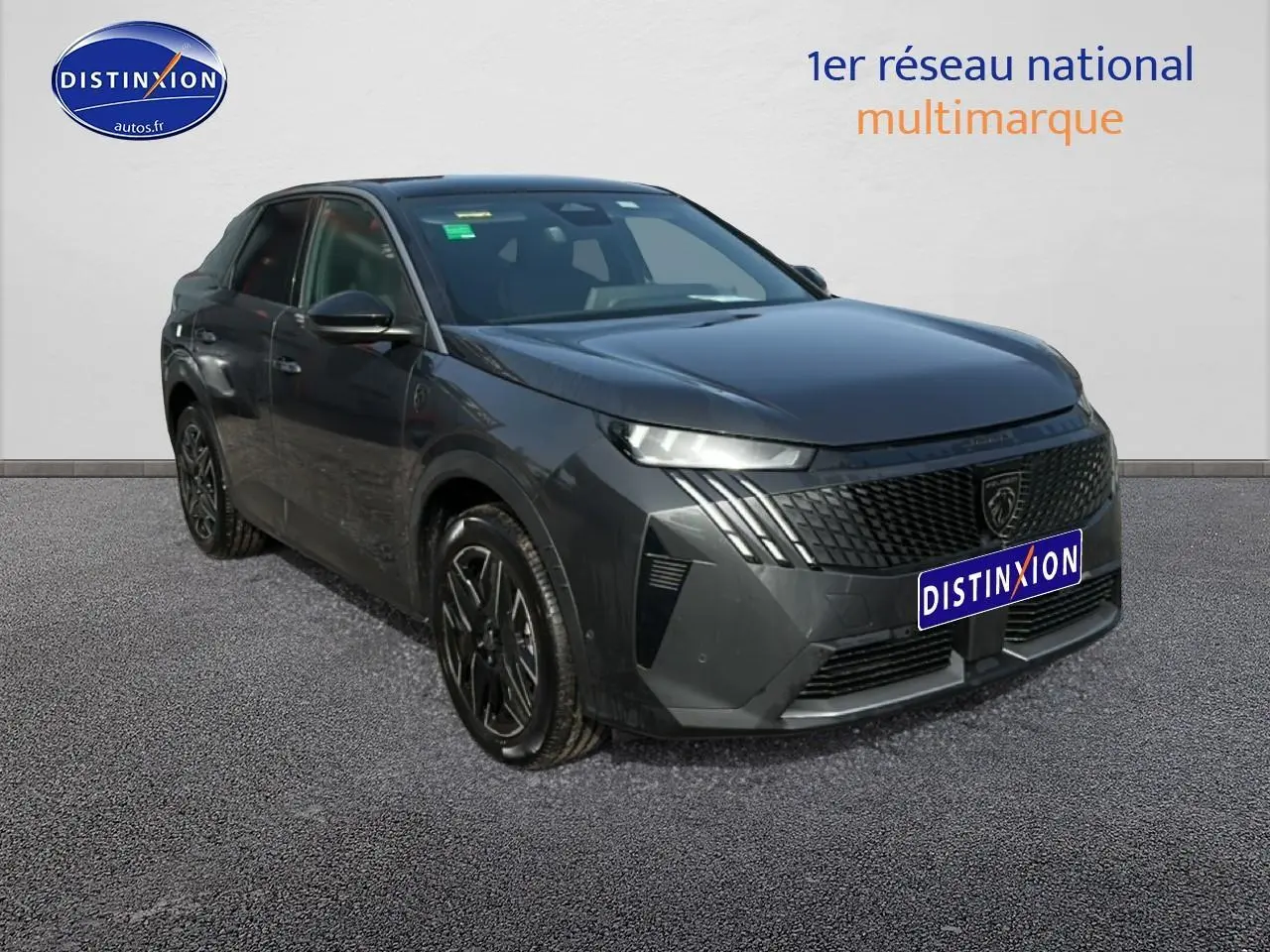 Peugeot 3008 gris titane en 3/4 avant droit, mettant en valeur sa calandre distinctive et ses jantes noires.