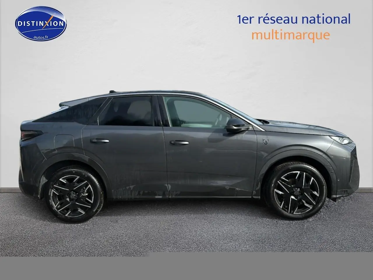 Peugeot 3008 gris titane en profil côté gauche, avec jantes alliage noires et vitres teintées.