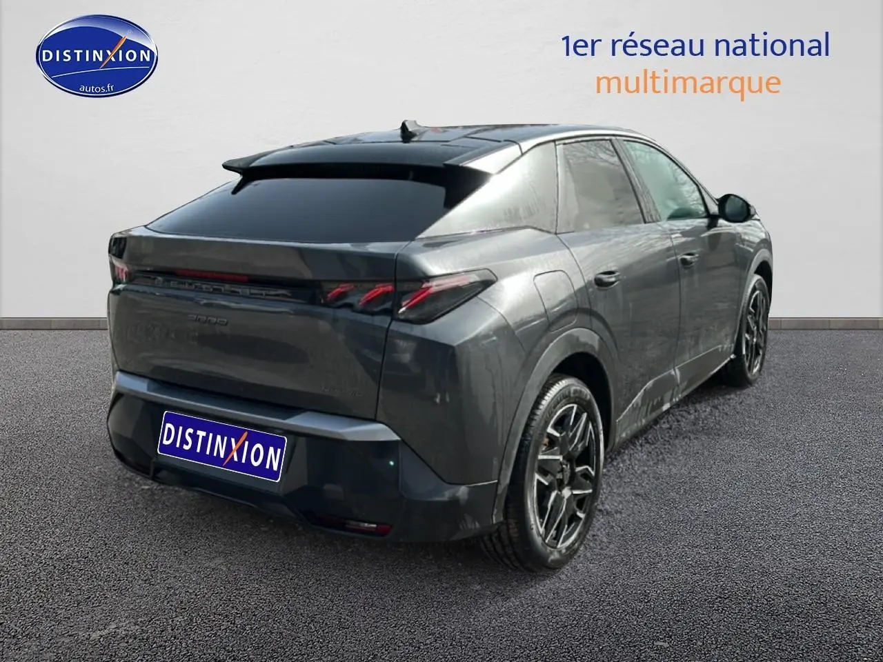 Vue 3/4 arrière droite d’un Peugeot 3008 gris titane avec jantes alu et vitres surteintées.