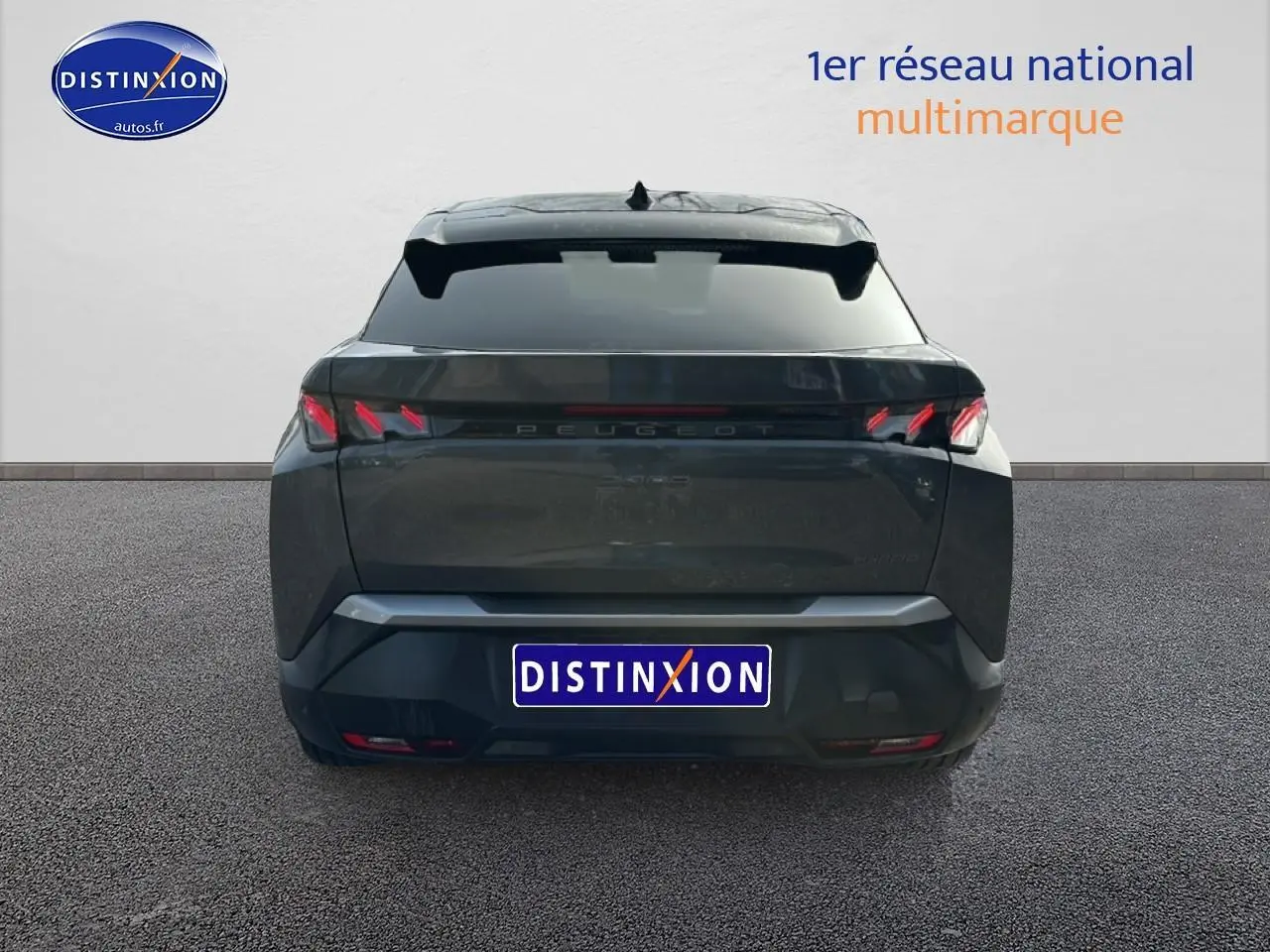 Vue arrière d’un Peugeot 3008 gris titane 2025 avec feux LED et becquet noir distinctif.