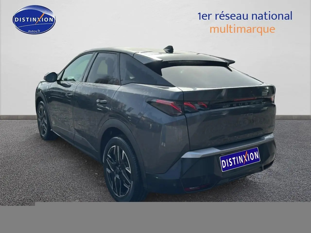 Vue 3/4 arrière droite d’un Peugeot 3008 gris titane avec jantes alu et feux arrière LED distinctifs.