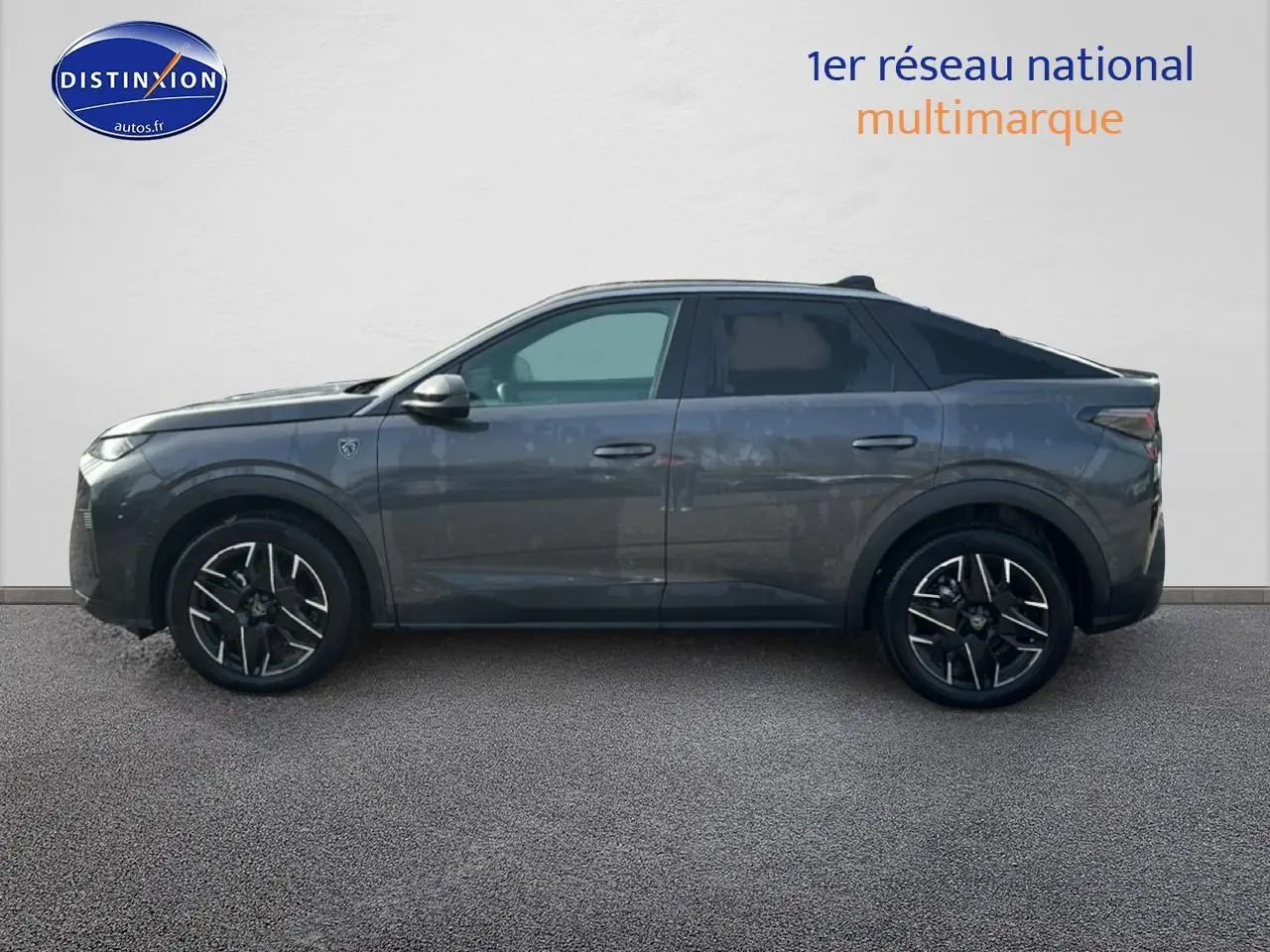Peugeot 3008 gris titane vue de profil côté gauche, avec jantes alliage noires et toit noir contrasté.