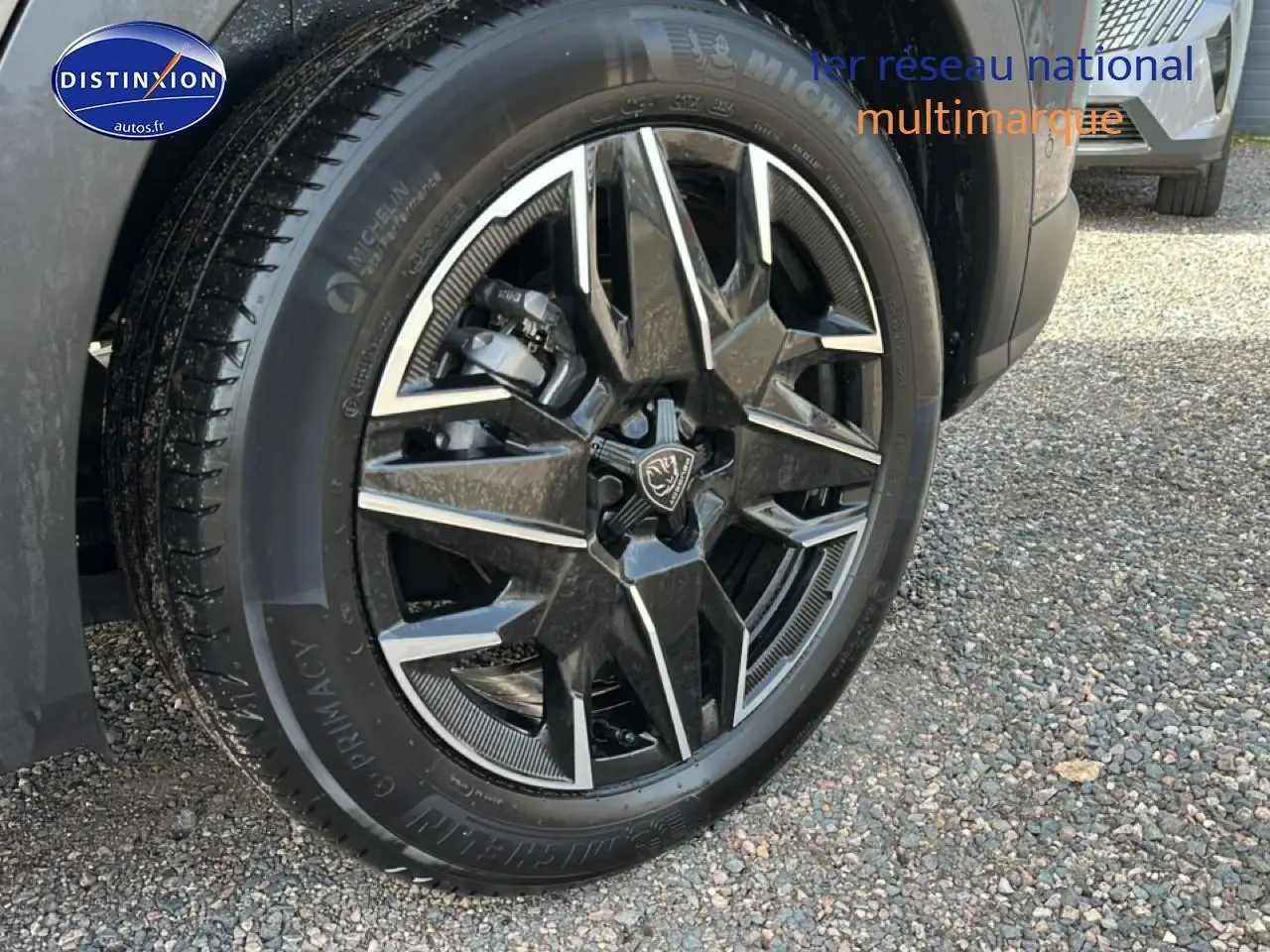 Gros plan sur la jante alu noire et argentée du côté avant droit du Peugeot 3008 gris titane.