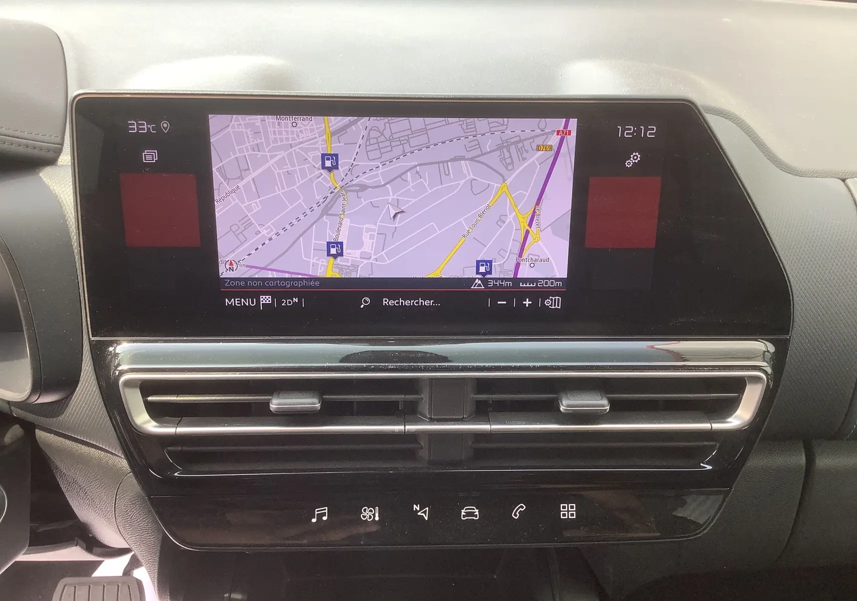 Écran tactile central avec navigation affichée dans l’habitacle du Citroën C5 Aircross Hybrid 2024.