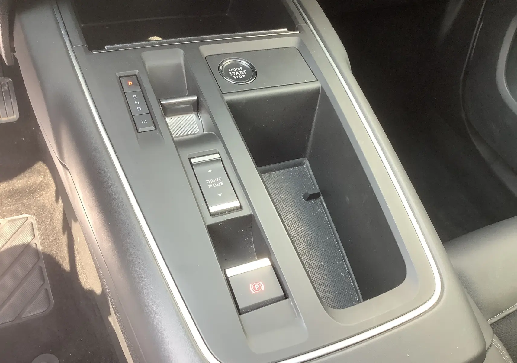 Vue rapprochée de la console centrale noire du Citroën C5 Aircross Hybrid 136 e-DCS6 Max avec bouton start/stop et commande de mode de conduite.