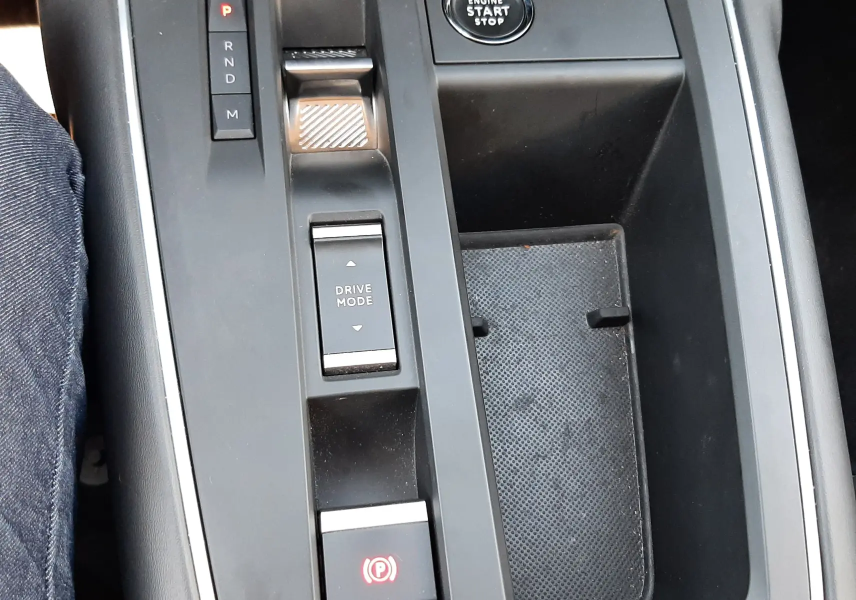 Vue rapprochée de la console centrale du Citroën C5 Aircross Hybrid 136, avec boutons de boîte auto et démarrage moteur.