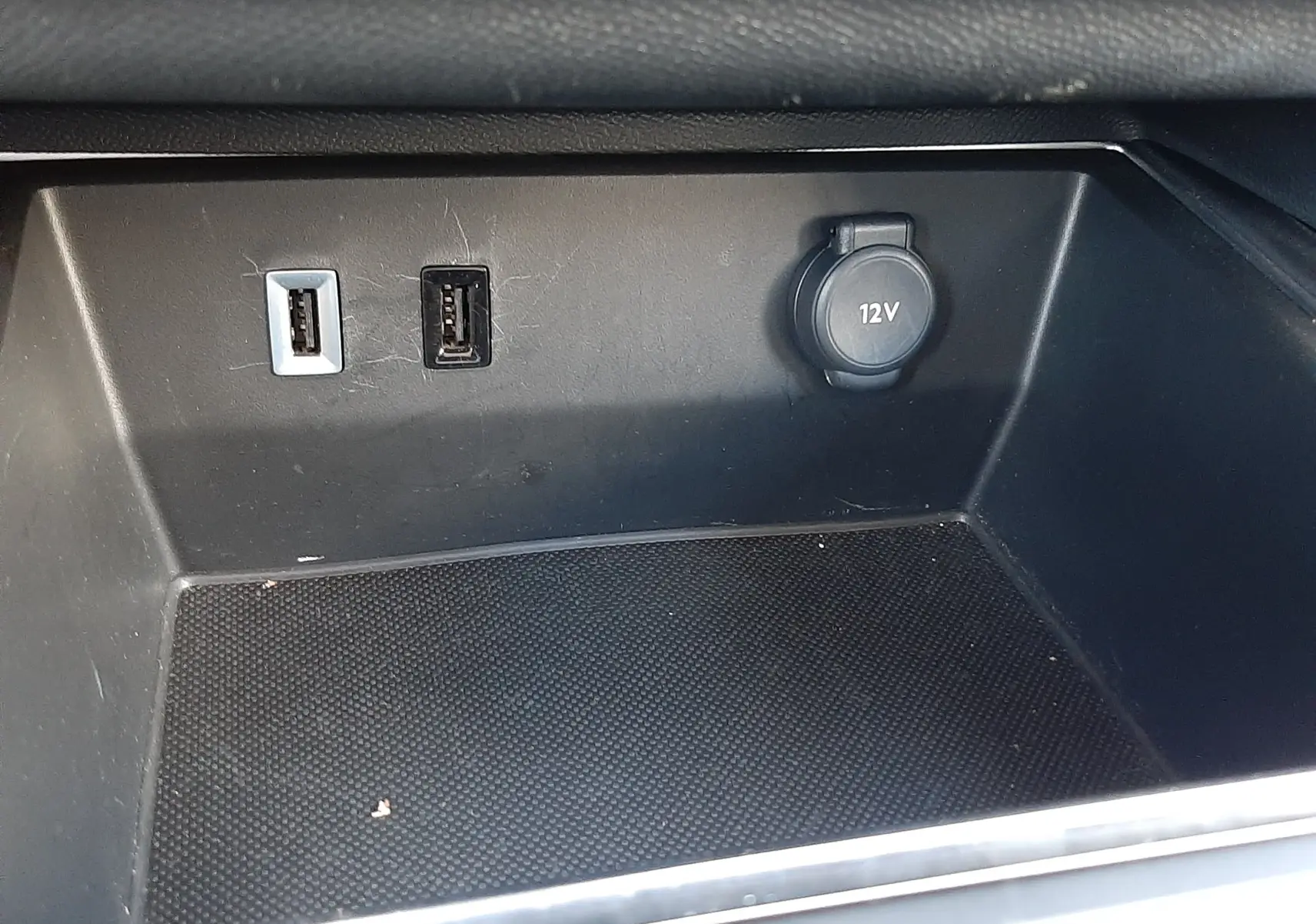 Gros plan sur la console centrale du Citroën C5 Aircross Hybrid 2024, montrant deux ports USB et une prise 12V.