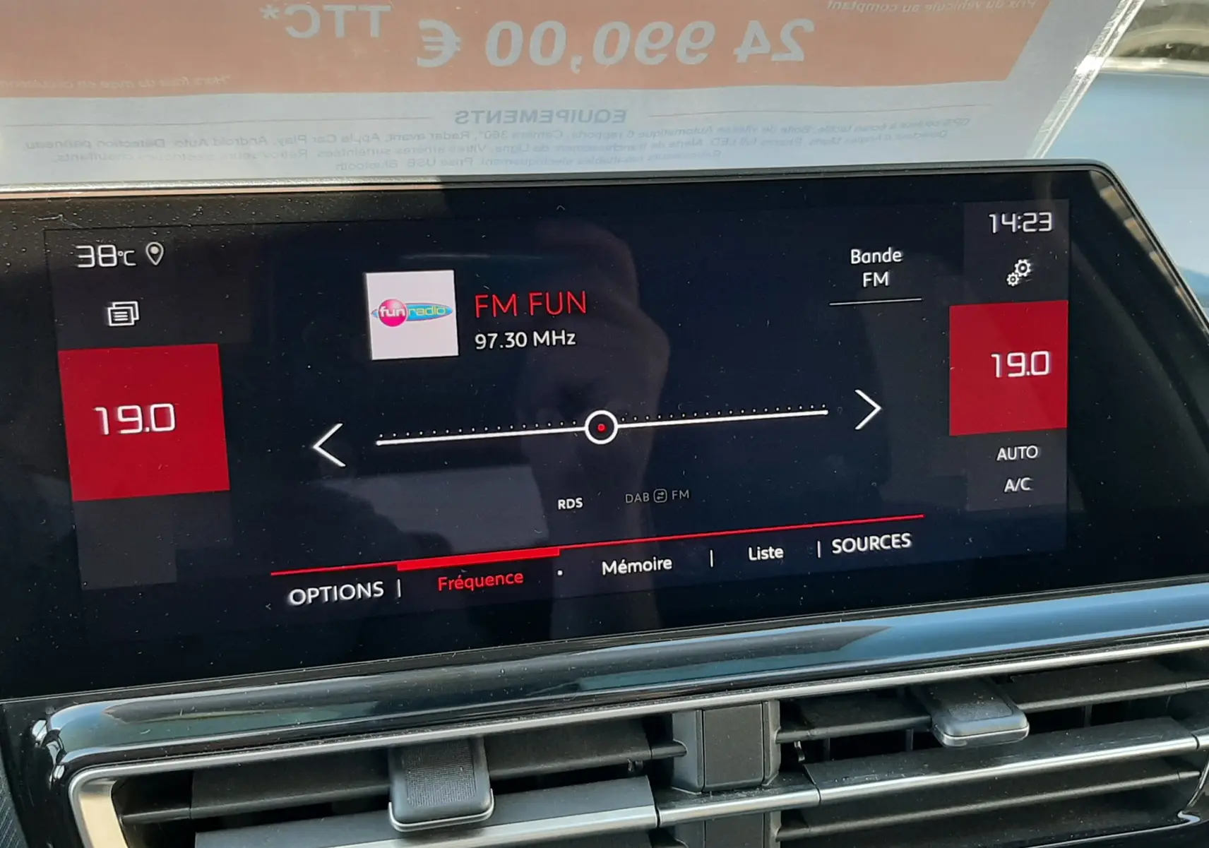 Écran tactile central du Citroën C5 Aircross Hybrid 136 e-DCS6 Max 2024 affichant la radio FM, avec aérateurs en dessous.