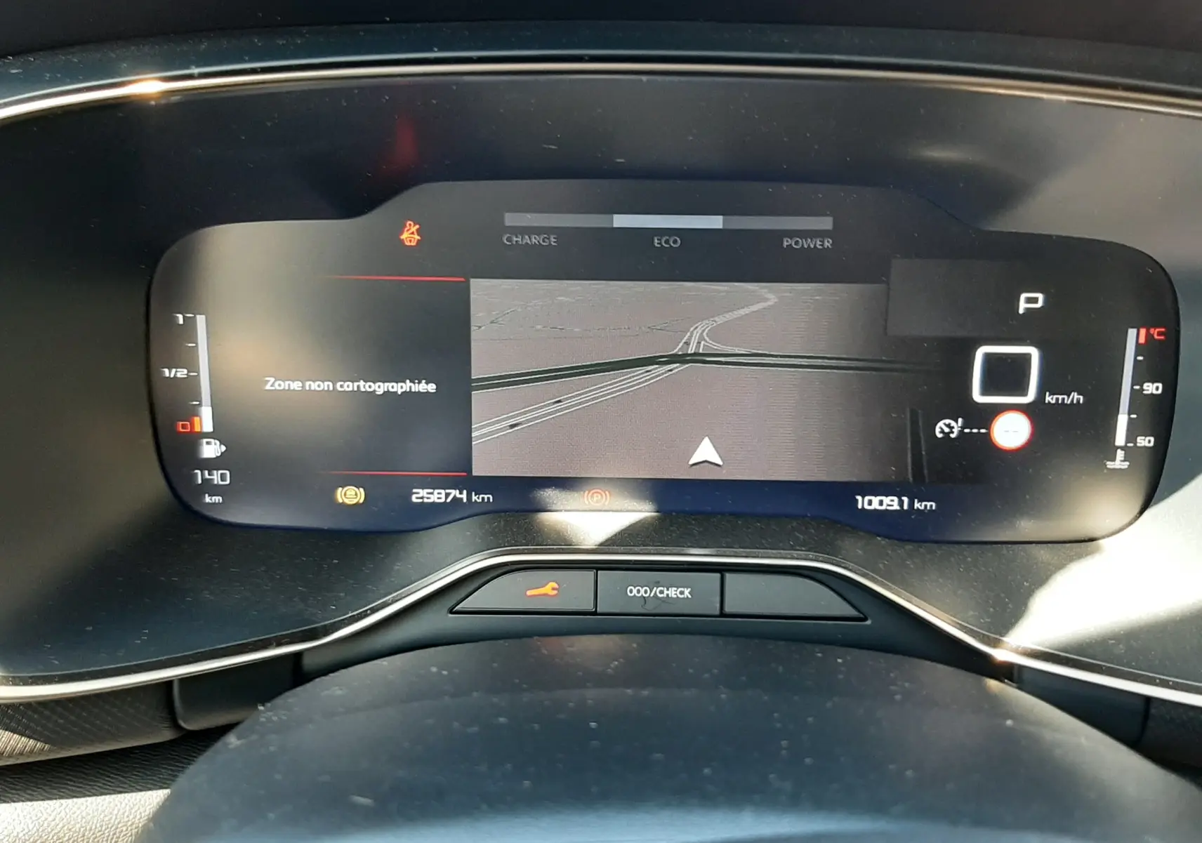 Vue rapprochée du tableau de bord numérique du Citroën C5 Aircross Hybrid 136 e-DCS6 Max affichant la navigation et les indicateurs.