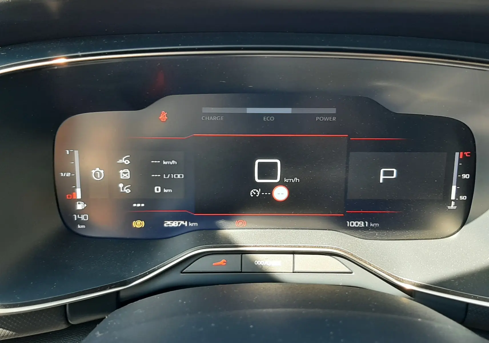Tableau de bord numérique du Citroën C5 Aircross Hybrid 136 e-DCS6 Max, affichage en mode parking, température 1°C.