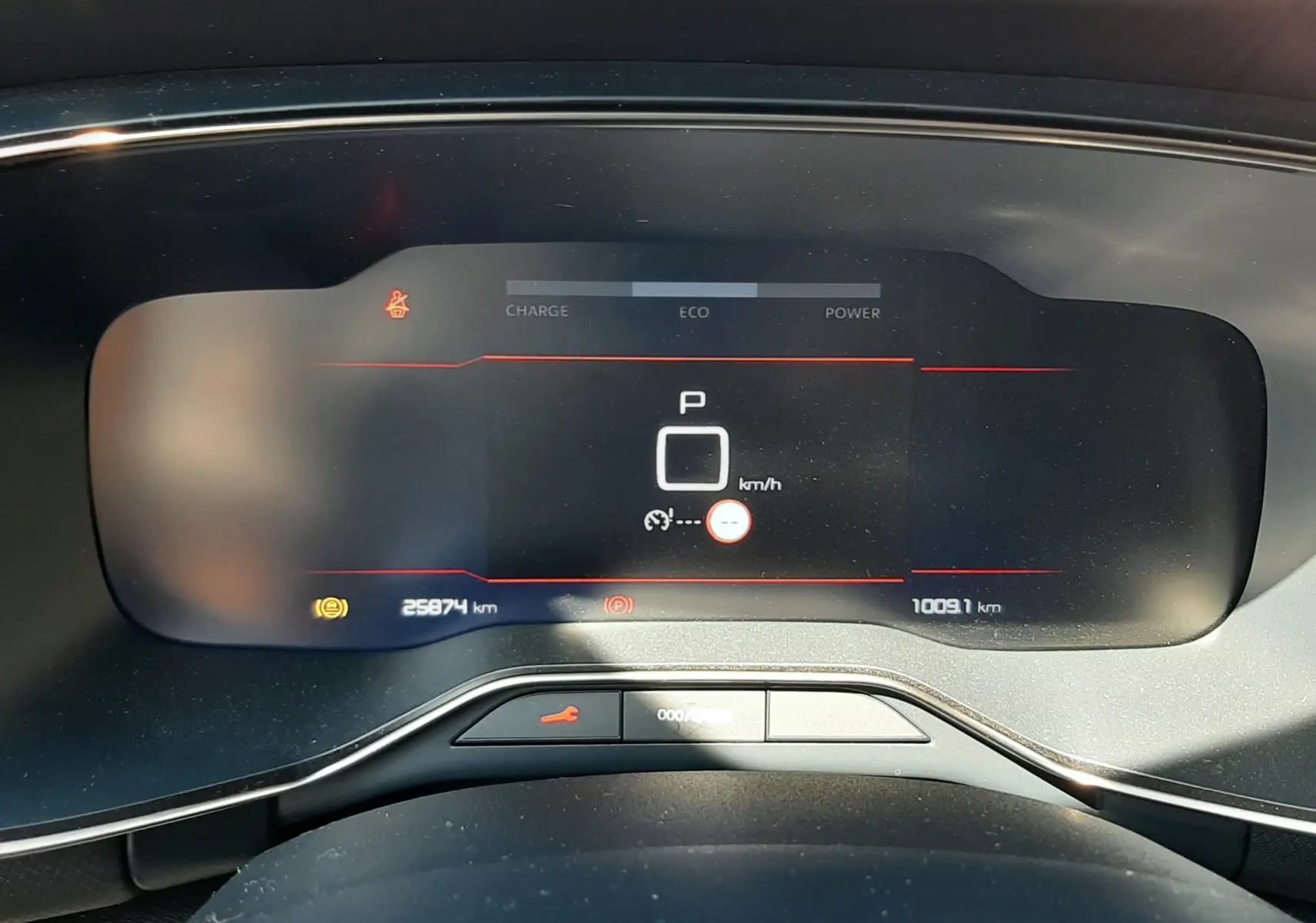 Vue rapprochée du tableau de bord numérique du Citroën C5 Aircross Hybrid 136 e-DCS6 Max, affichage en mode parking, intérieur gris noir.