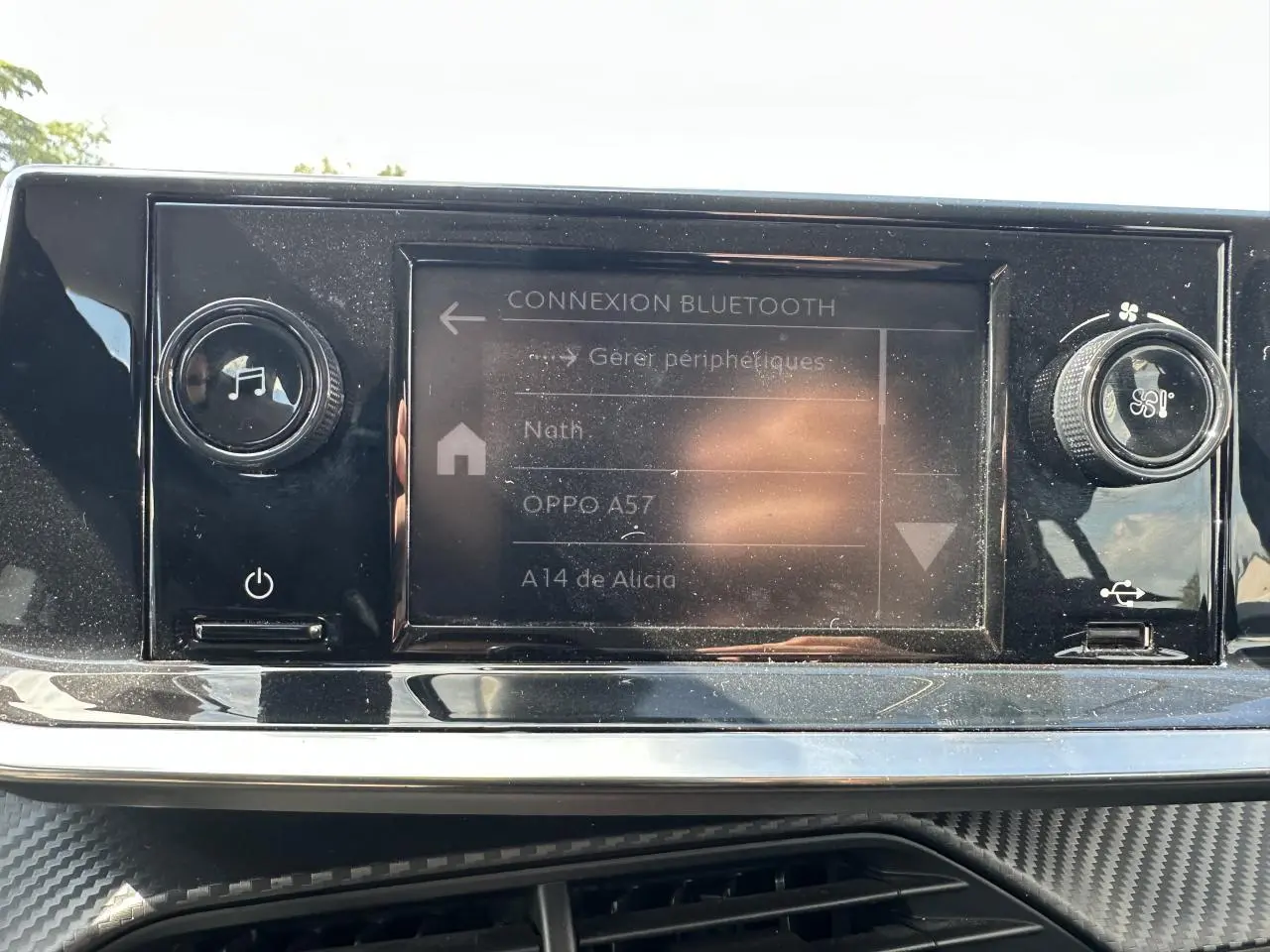 Écran central tactile de la Peugeot 208 2021 affichant le menu de connexion Bluetooth avec commandes autour.