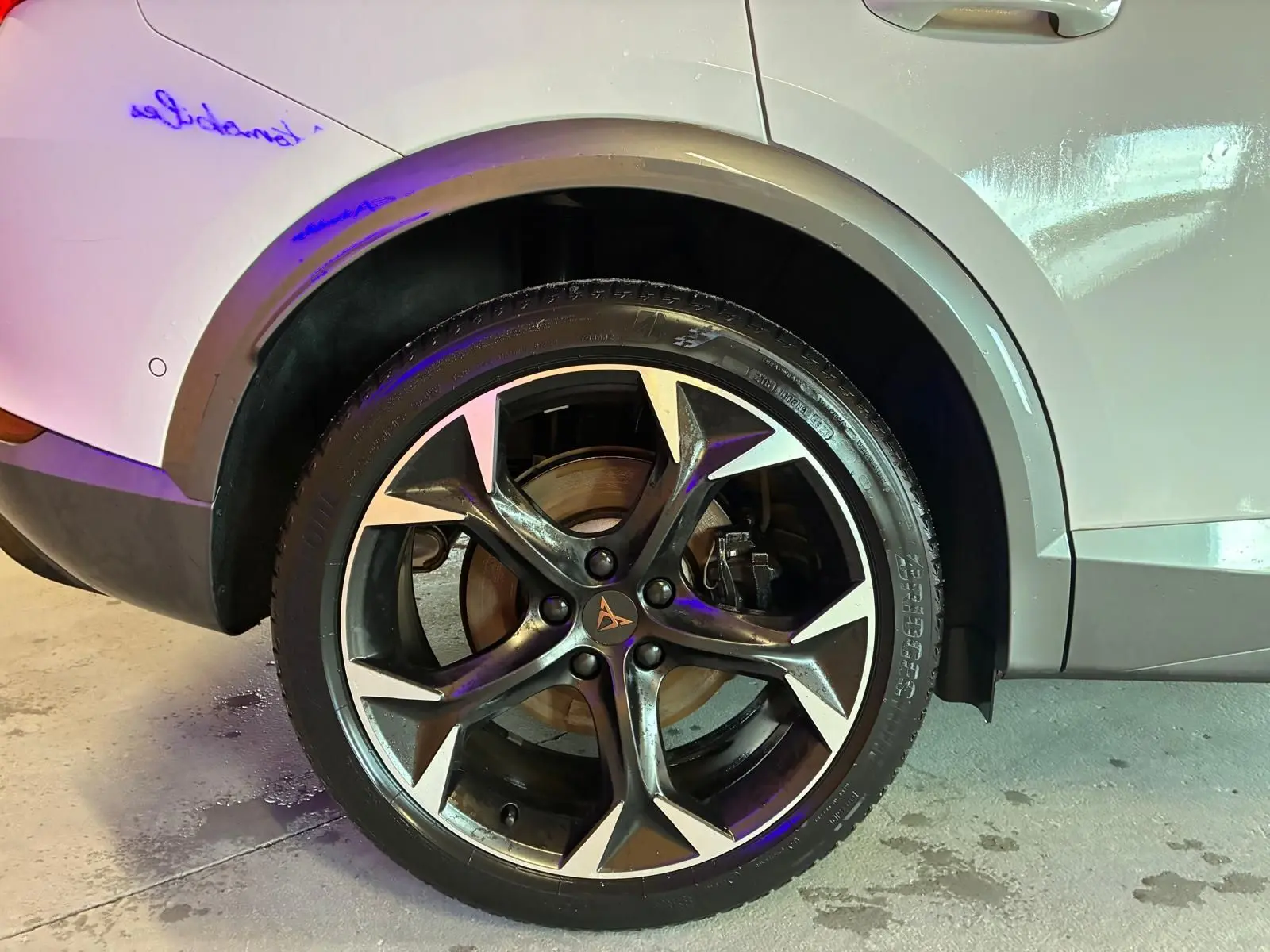 Gros plan sur la roue arrière droite du CUPRA Formentor gris 2024, mettant en valeur la jante alliage au design sportif.