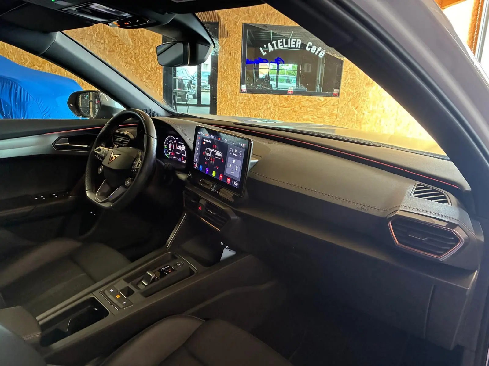 Vue intérieure côté conducteur du CUPRA Formentor gris 2024, mettant en valeur le tableau de bord numérique et l'écran tactile central.