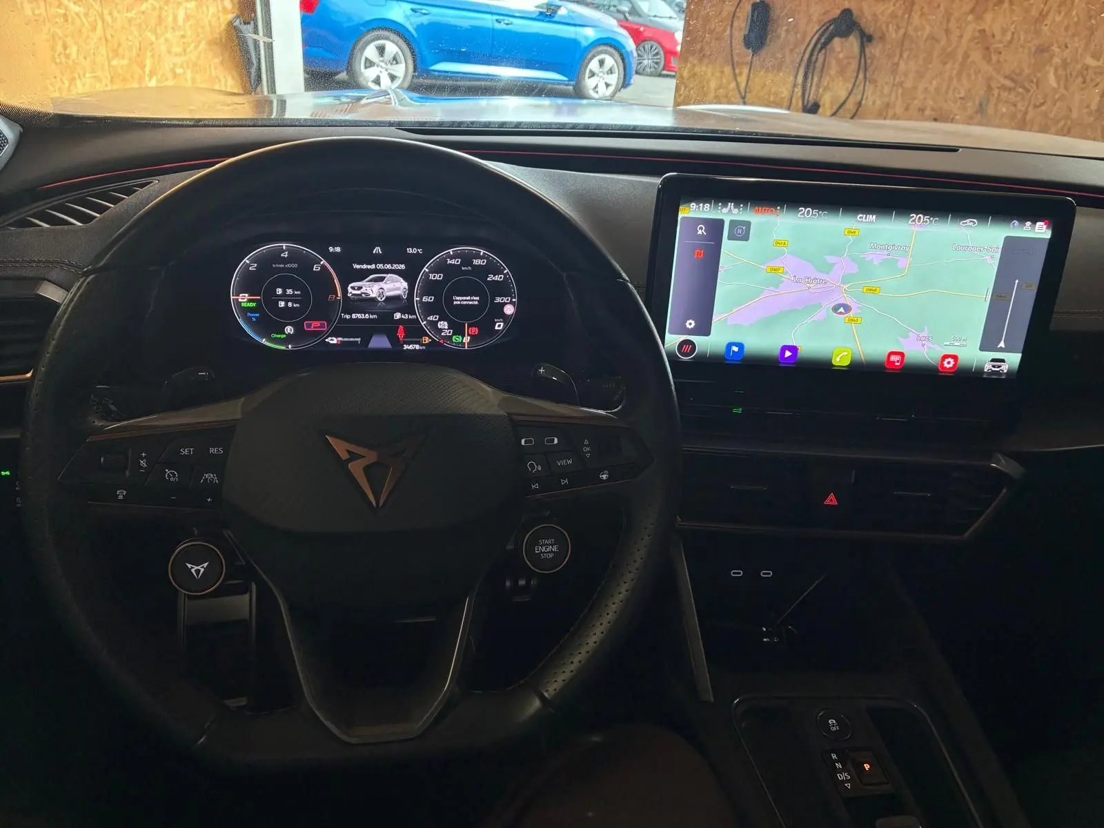 Vue intérieure du tableau de bord et volant noir du CUPRA Formentor 1.4 E-HYBRID 245 DSG6 VZ avec écran tactile GPS allumé.
