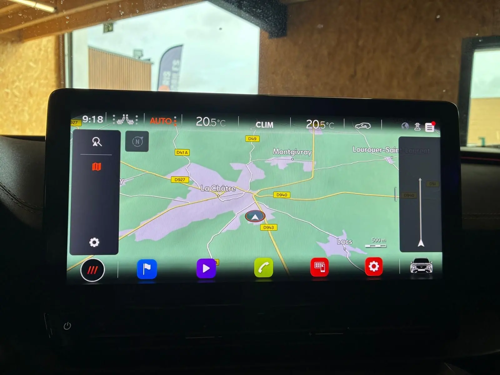 Écran tactile intérieur du CUPRA Formentor 1.4 hybride 2024 affichant la navigation avec carte et température à 20,5°C.