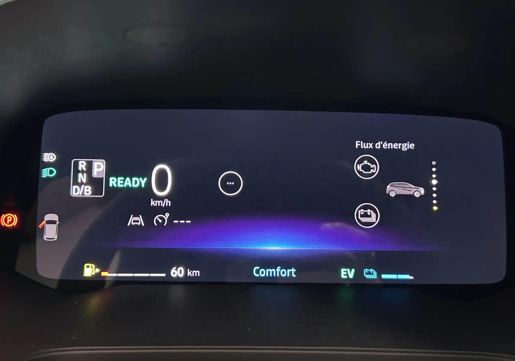 Tableau de bord numérique du Renault Captur hybride, affichant la vitesse à 0 km/h et le mode confort en EV.