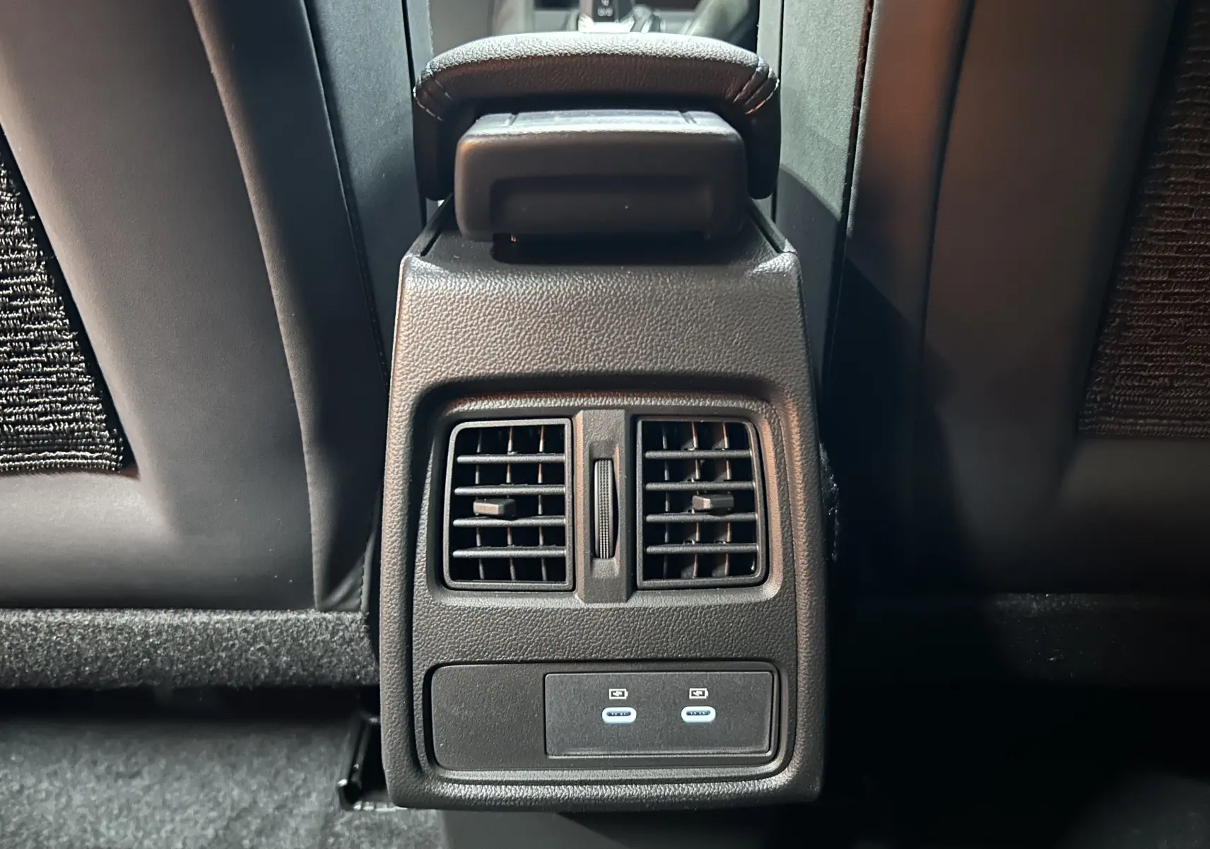 Détail de la console arrière avec bouches d’aération et ports USB dans un Renault Captur blanc nacré 2026.