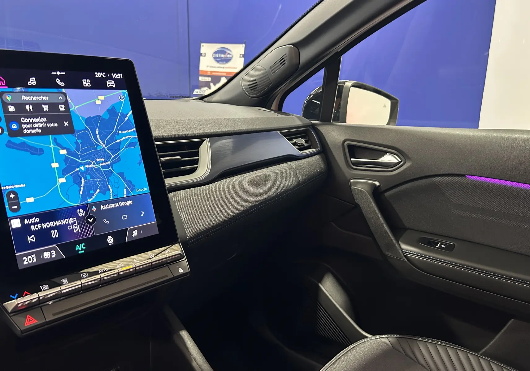 Vue intérieure côté passager du Renault Captur blanc nacré 2026, avec écran tactile et éclairage d'ambiance violet.