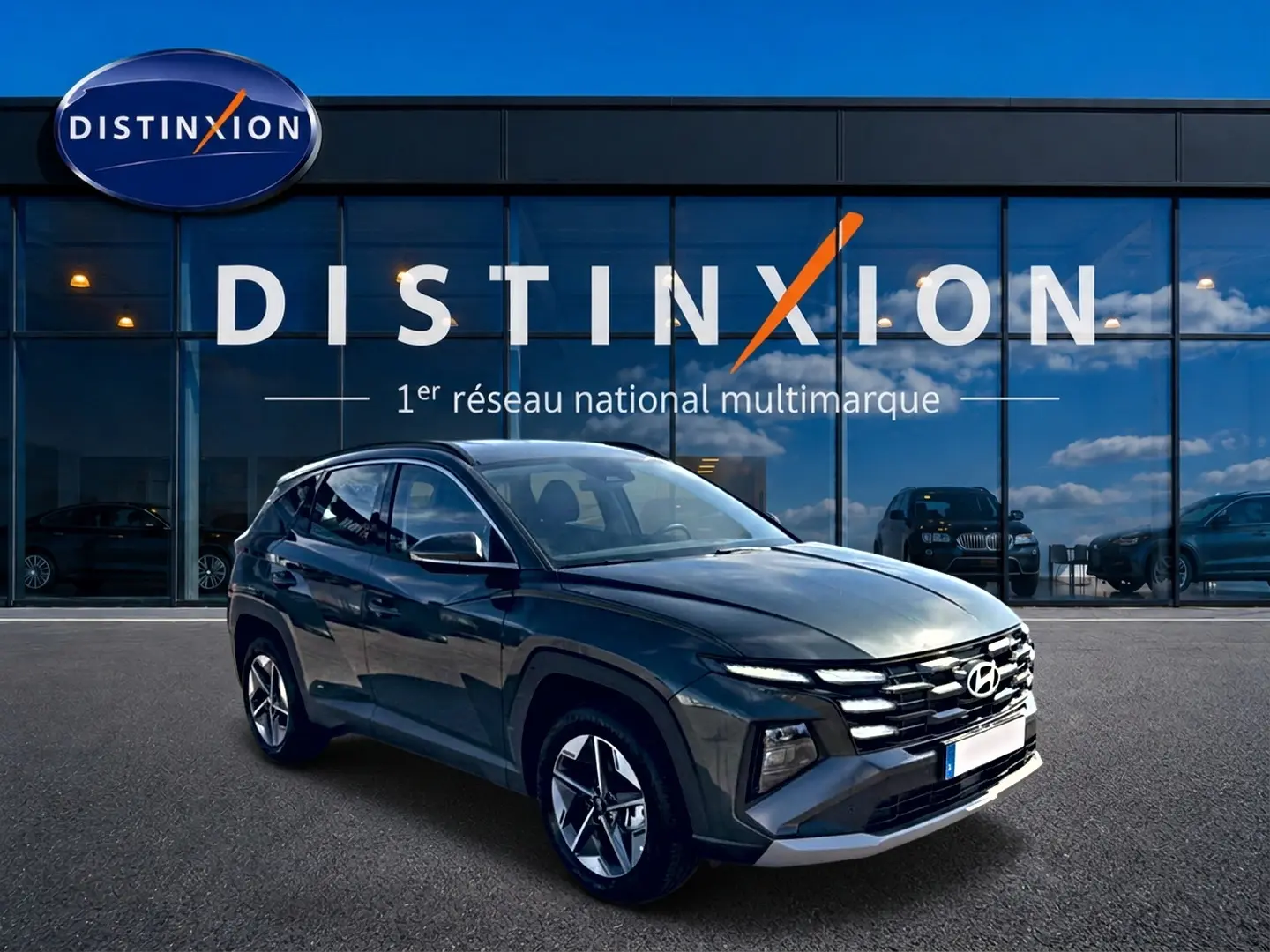 Hyundai Tucson vert 3/4 avant droit, avec calandre distinctive et jantes alliage 18 pouces visibles.