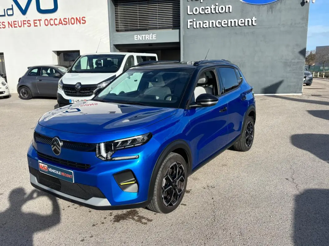 Citroën C3 Turbo 100 ch bleu vue 3/4 avant droit avec jantes alliage noires et toit noir.