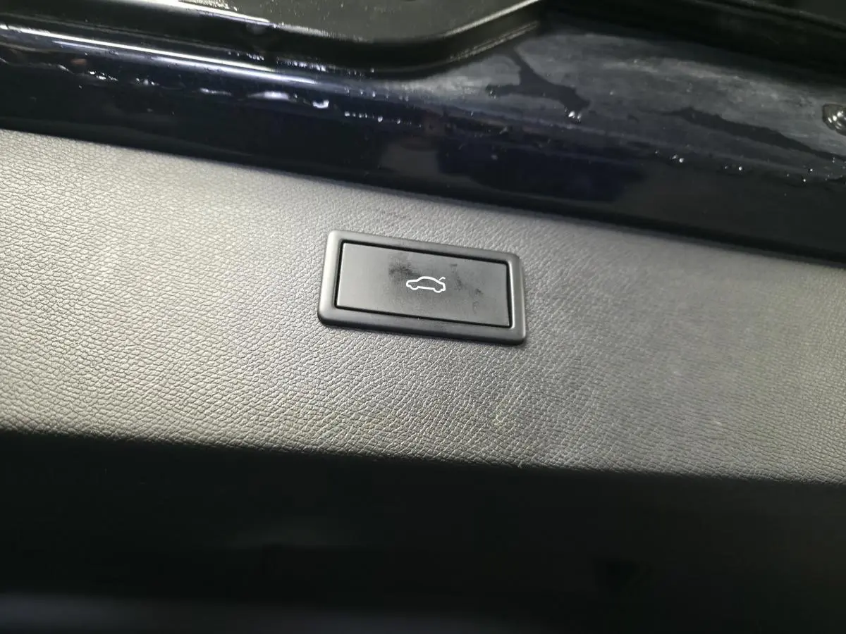 Bouton d'ouverture électrique du hayon sur la garniture intérieure d'un CUPRA Formentor bleu pétrole.