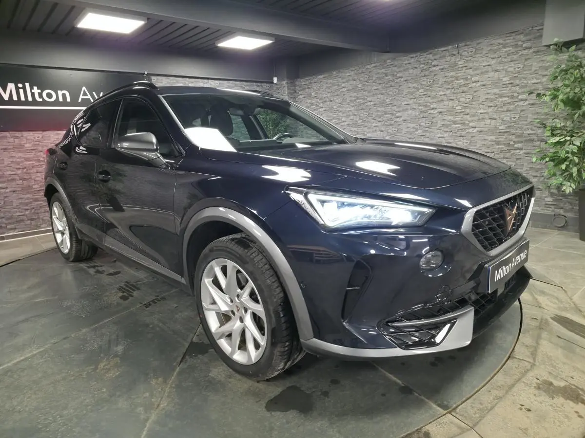 Vue 3/4 avant droite d'un CUPRA Formentor bleu pétrole avec jantes alliage 18'' et détails contrastants Dark Alu.