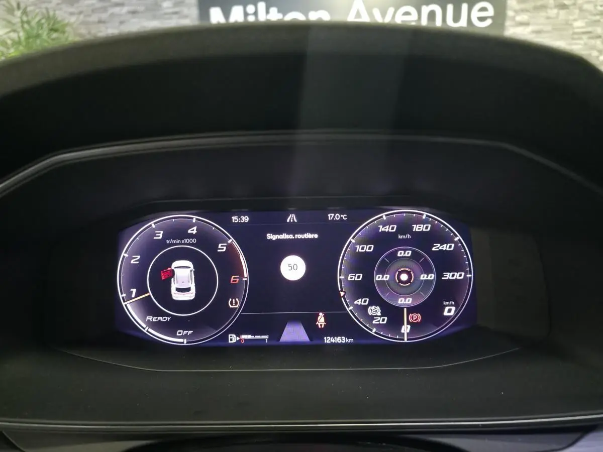 Combiné d'instruments digital du tableau de bord de la CUPRA Formentor 2.0 TDI, affichant la vitesse et alertes.