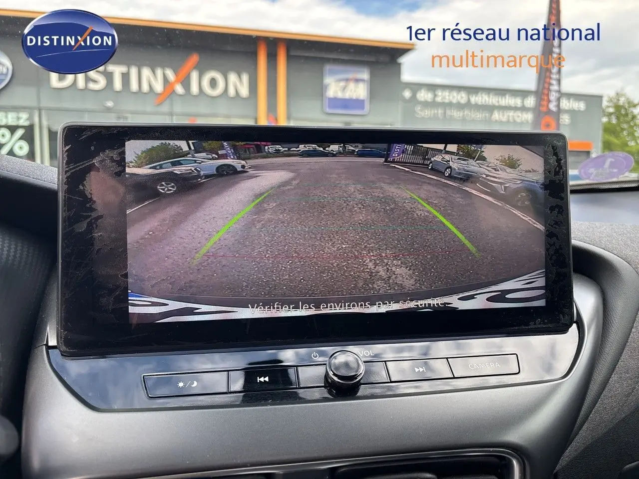Écran central affichant la caméra de recul du Nissan Juke Hybrid gris squale, vue intérieure sur tableau de bord.