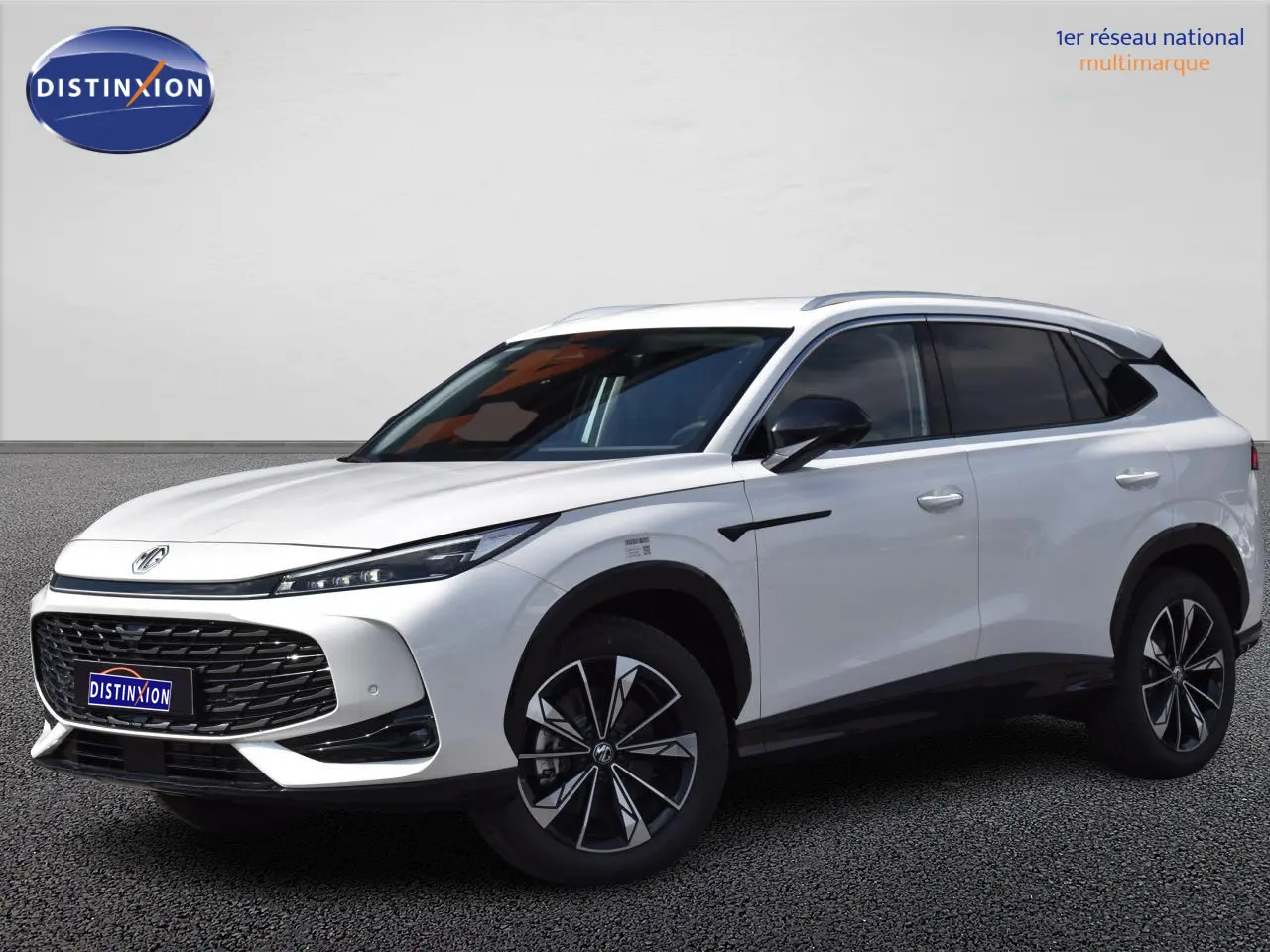 MG Motor EHS 1.5 Hybrid+ blanc en vue 3/4 avant droit avec calandre large et jantes noires distinctives.