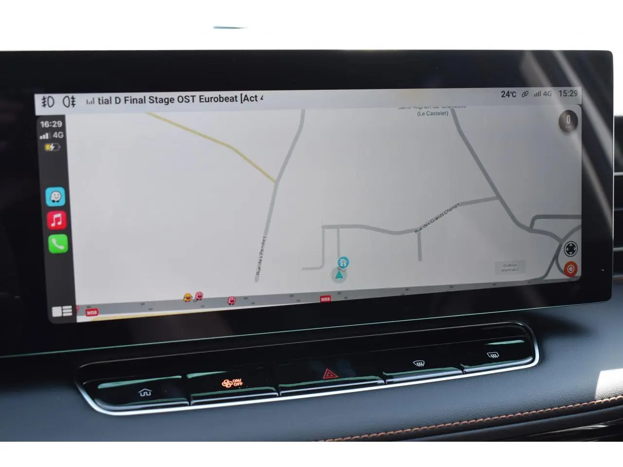 Écran tactile central affichant la navigation du MG MOTOR EHS 1.5 Hybrid+ 224 ch Luxury, intérieur moderne avec finitions noires.