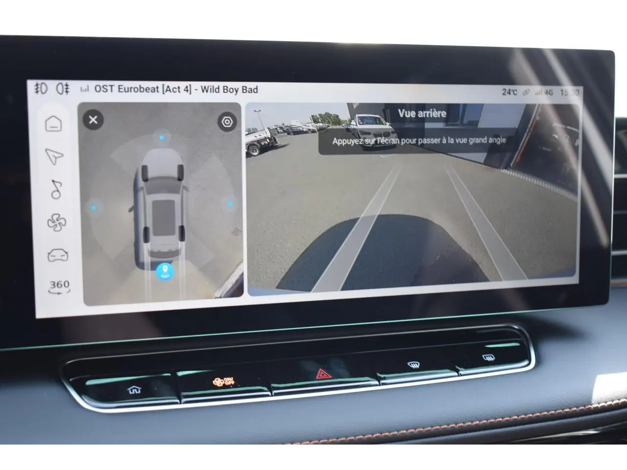 Écran tactile intérieur du MG MOTOR EHS 1.5 Hybrid+ 224 ch Luxury 2026 montrant la vue arrière caméra et l'affichage 360° du véhicule blanc.