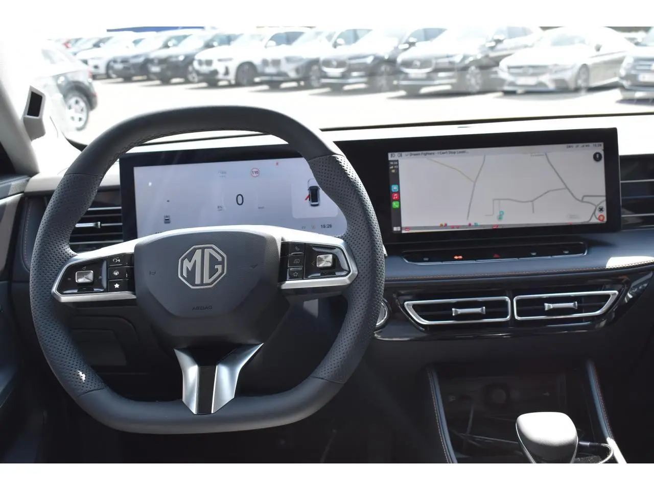 Vue intérieure du tableau de bord du MG MOTOR EHS 1.5 Hybrid+ 224 ch Luxury 2026, avec volant et écrans numériques.