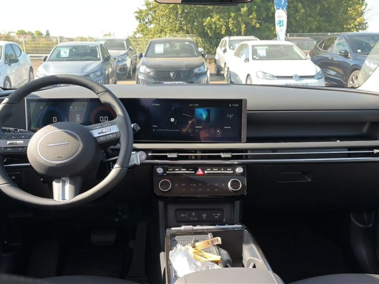 Vue intérieure avant du Hyundai Tucson 2026 gris ecotonic, avec tableau de bord numérique et volant multifonction cuir.