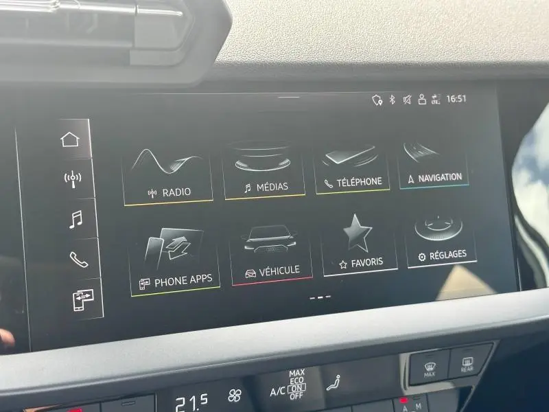 Écran tactile central de l’Audi A3 Sportback 2024 affichant le menu multimédia avec options radio, médias, téléphone et navigation.