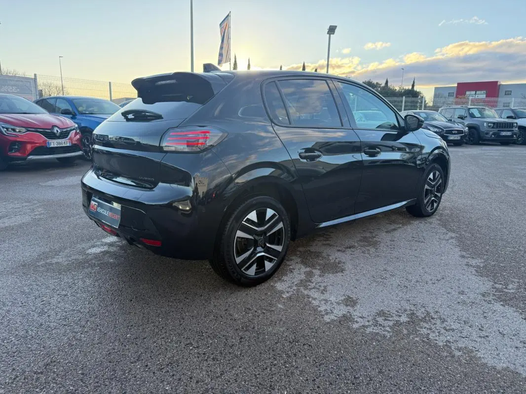 Peugeot 208 Hybrid noir vue 3/4 arrière droit, avec jantes alliage 16 pouces et antenne requin sur toit.