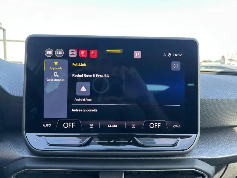 Écran tactile central du SEAT LEON ST 2025 affichant la connectivité Android Auto, vue de face, intérieur gris.