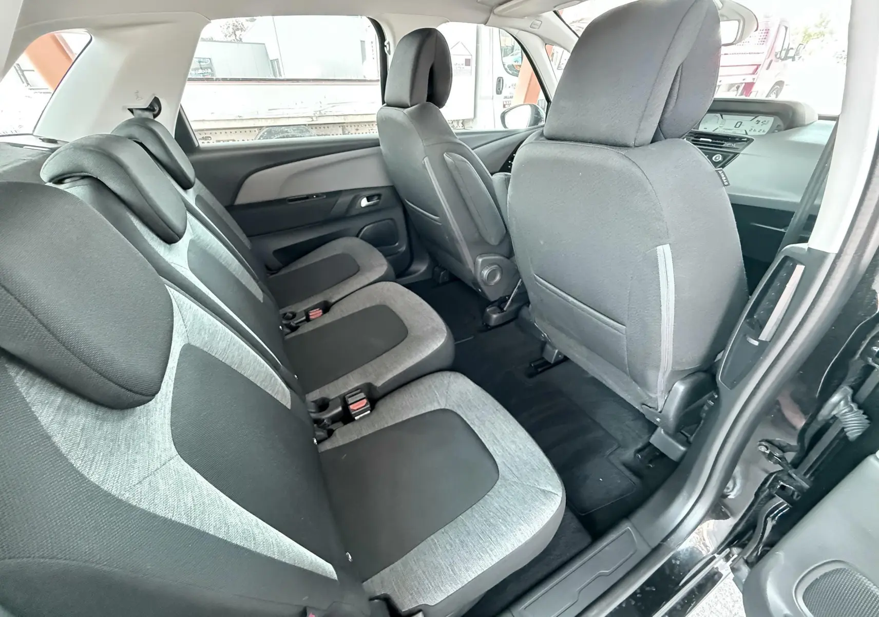 Vue intérieure côté droit montrant les sièges arrière en tissu gris et noir du Citroën C4 Spacetourer noir.