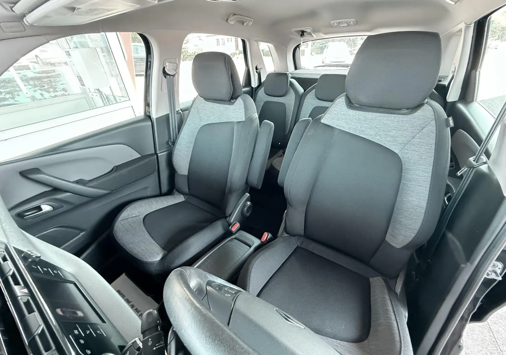 Vue intérieure avant de la Citroën C4 Spacetourer 2019, sièges tissu gris et noir avec console centrale visible.