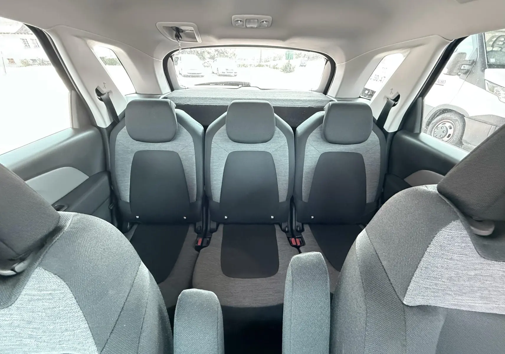 Vue intérieure arrière montrant les sièges tissu gris et noir du Citroën C4 Spacetourer 2019.