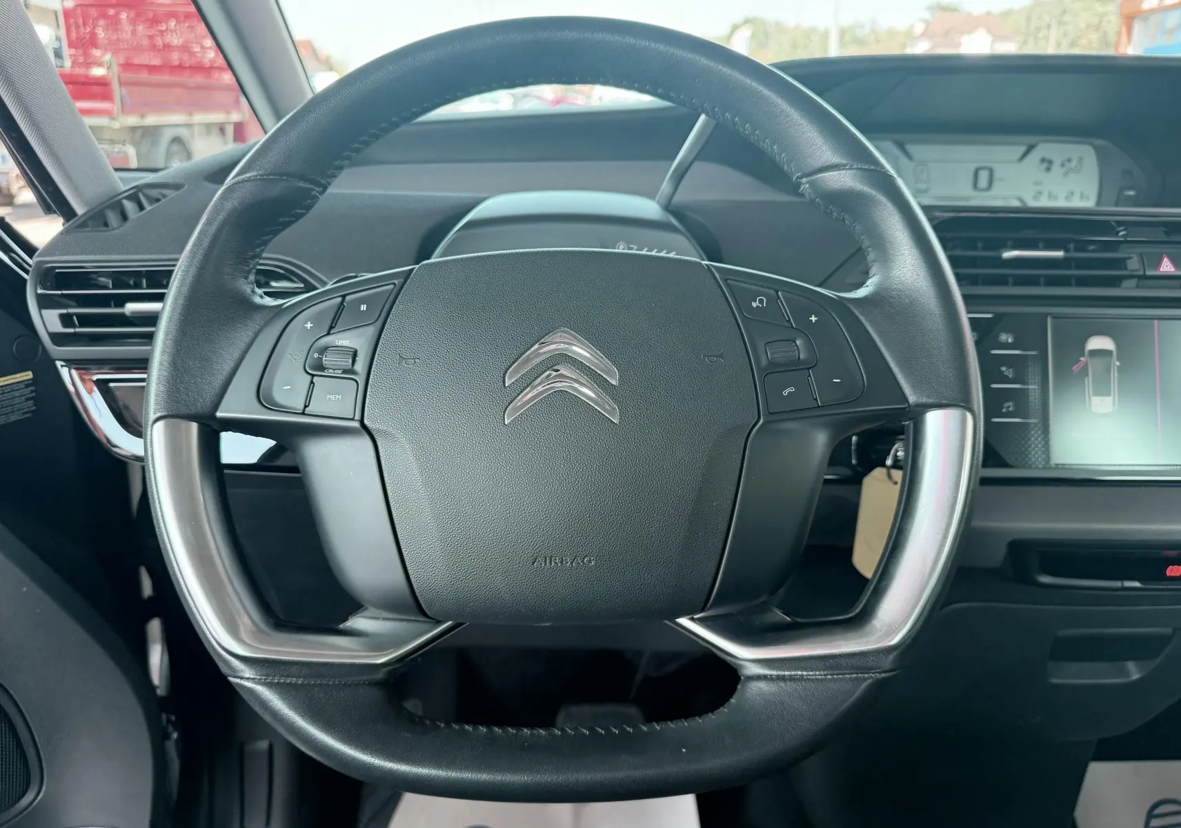 Vue rapprochée du volant noir de la Citroën C4 Spacetourer 2019 avec commandes intégrées et tableau de bord visible.