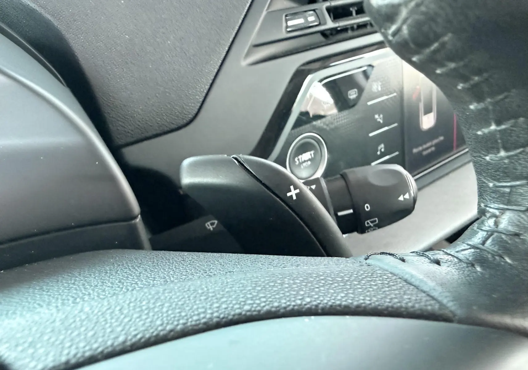 Gros plan sur la commande de palette de changement de vitesse côté droit du volant noir du Citroën C4 Spacetourer.