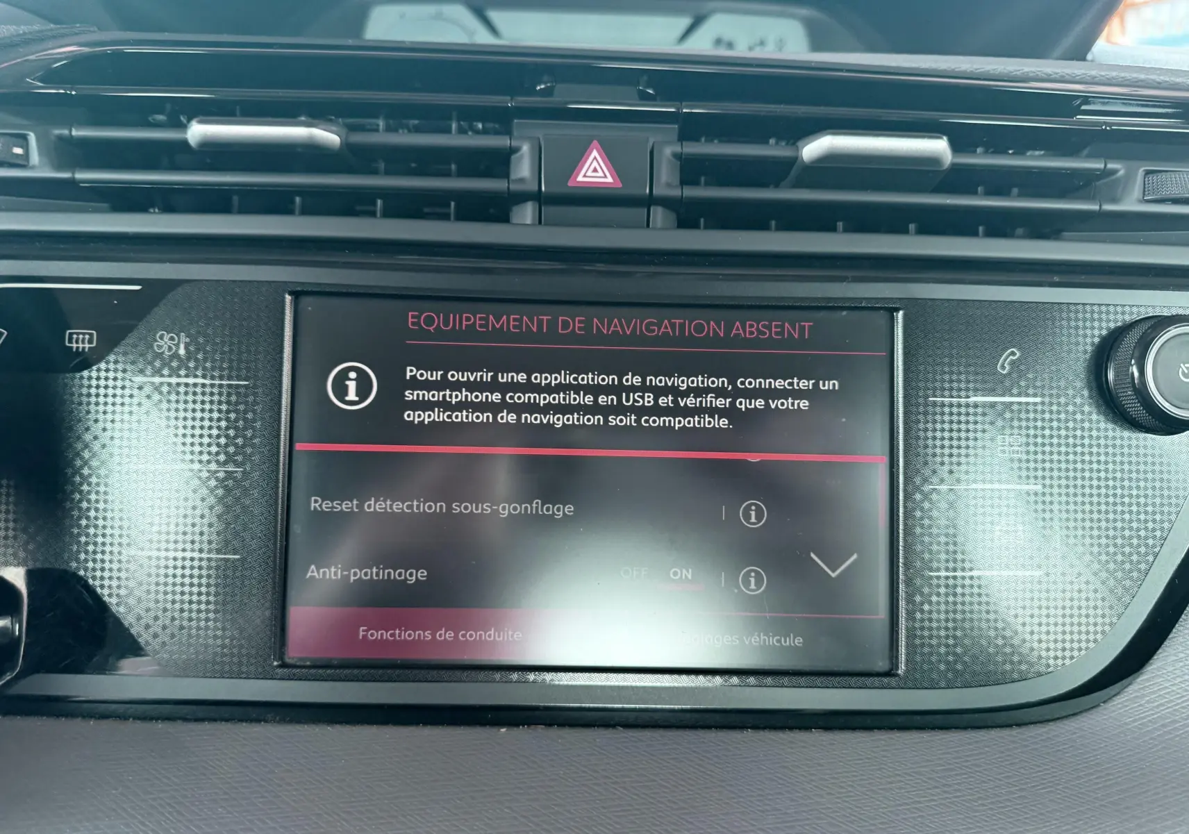 Écran central du tableau de bord d'une Citroën C4 Spacetourer noir, affichant un message d'absence d'équipement de navigation.